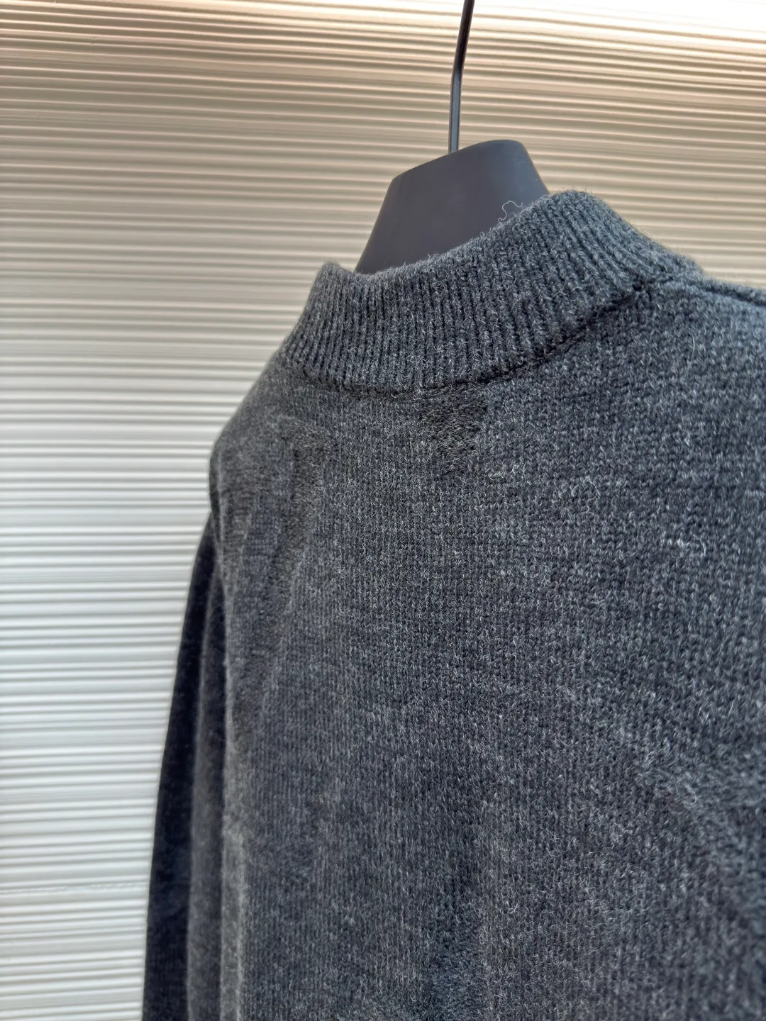 LOUIS VUITTON intarsia dark pattern zipper sweater ●Authentic product: purchased and developed at 16700 ●Item number: 1680364-B50 ●Fabric: cashmere fabric ●Technology: intarsia production ●Version: loose version ●Weight: about 585 grams ●Size: XS-S-M-L ●Description: Made of 80% wool, 15% cotton, 15% fiber. This fabric is very warm and the blend is not prone to pilling. Because clothes with a high wool content have a slightly wooly feel, they can be worn as outerwear if you are not used to it. The zipper uses the original No. 5 slider, which is made from pure copper material and has a very heavy feel. The entire zipper and slider are aged by electroplating, the middle of the slider is laser-cut out, and the brand's iconic LOGO is molded out with a flat surface grinder. The overall wiring is straight and delicate, the fabric is comfortable and soft, and the color is consistent without color difference. It can be matched with the same style to create a fashionable look and control various occasions. Customized accessories, complete with three standards, same style for men and women!